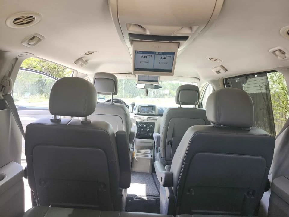 2011 Volkswagen Routan - Image 4 of 9