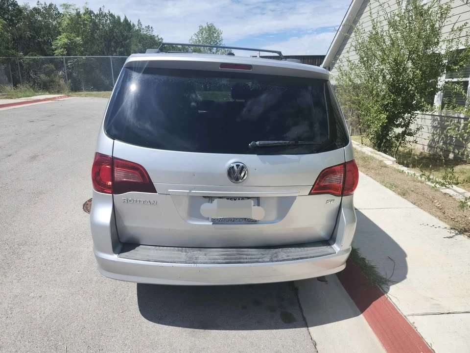 2011 Volkswagen Routan - Image 2 of 9