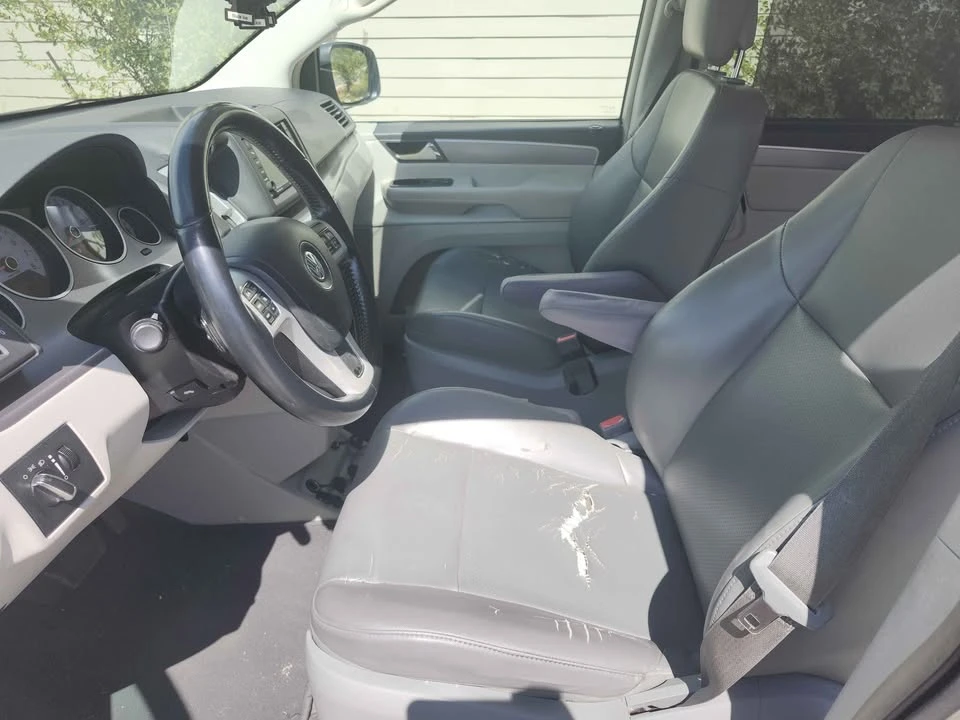 2011 Volkswagen Routan - Image 5 of 9