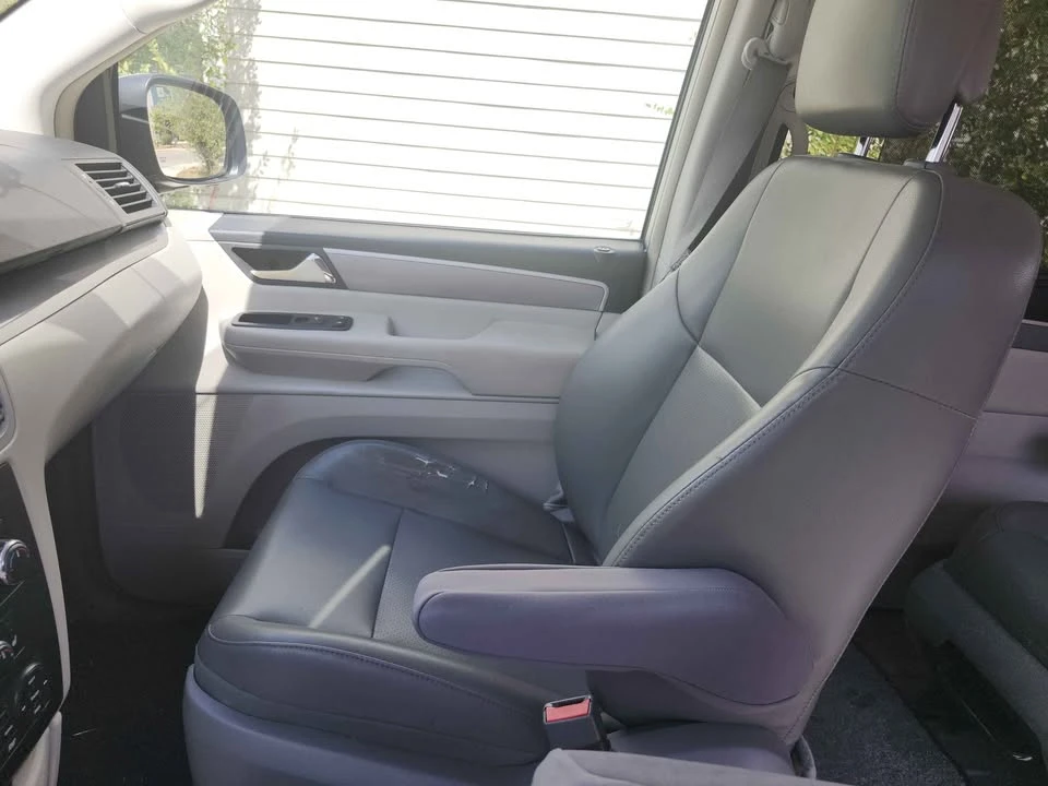 2011 Volkswagen Routan - Image 8 of 9