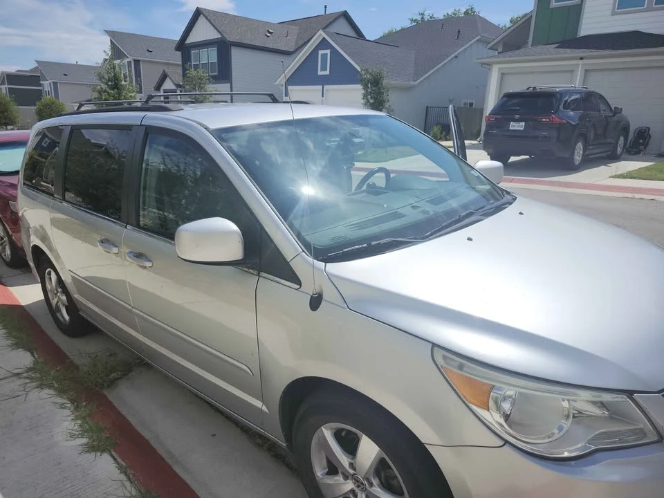 2011 Volkswagen Routan - Image 7 of 9