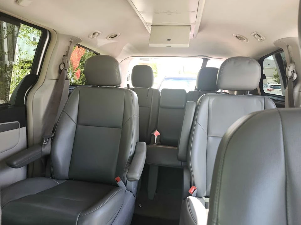 2011 Volkswagen Routan - Image 3 of 9