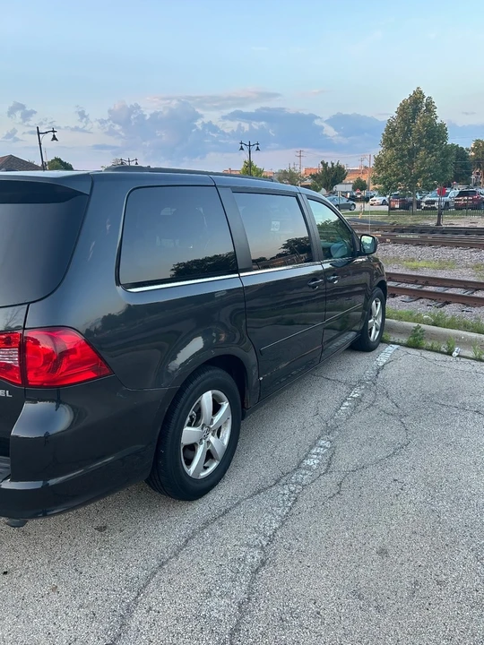 2011 Volkswagen Routan - Image 2 of 6