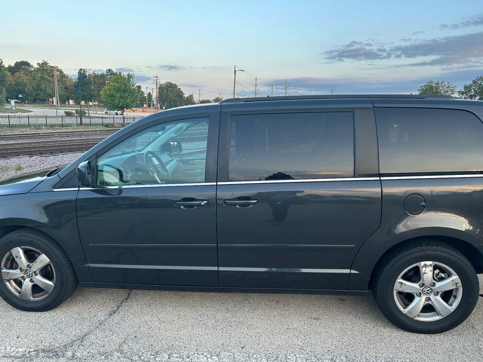 2011 Volkswagen Routan - Image 3 of 6