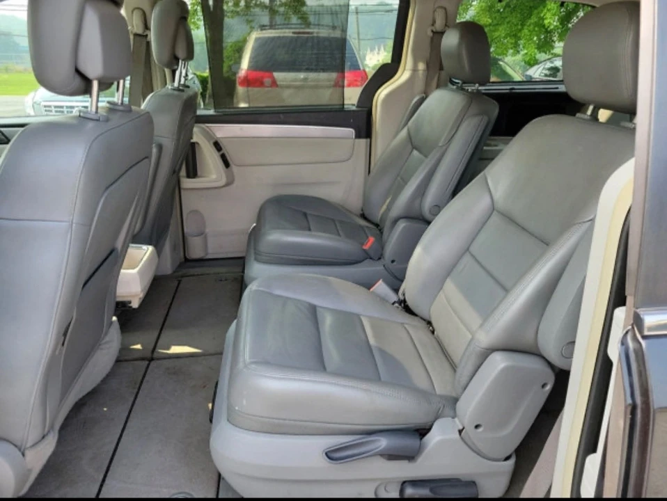 2011 Volkswagen Routan - Image 6 of 6