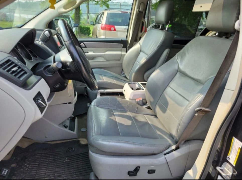 2011 Volkswagen Routan - Image 4 of 6