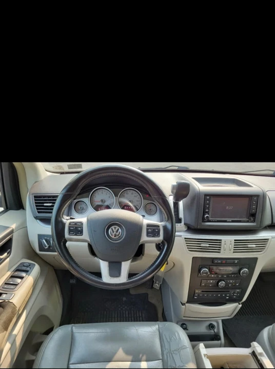 2011 Volkswagen Routan - Image 5 of 6