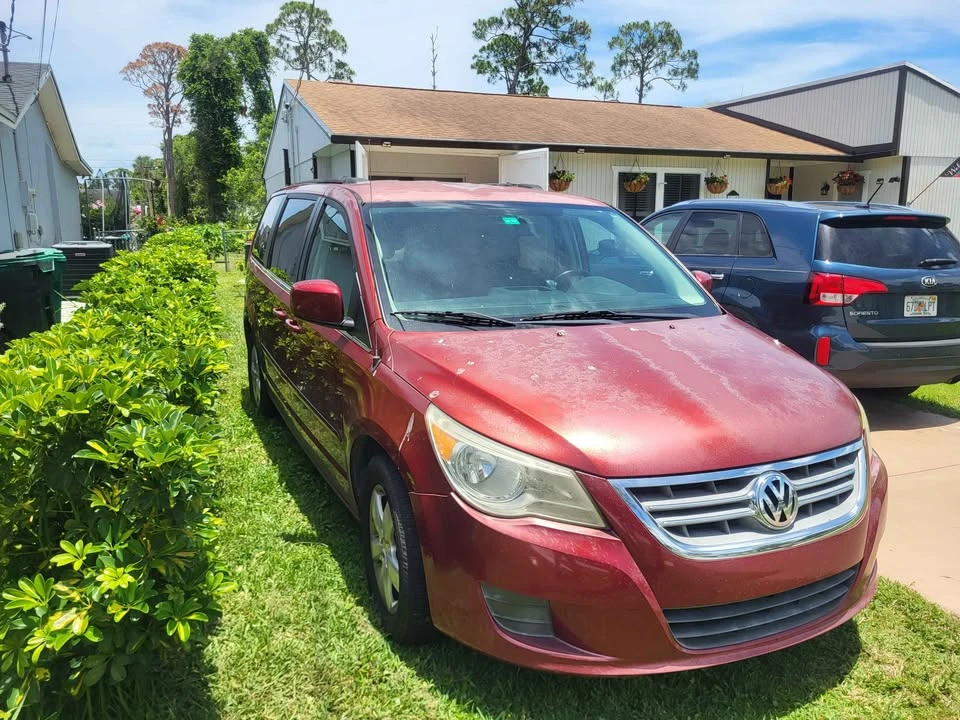 2011 Volkswagen Routan - Image 2 of 8
