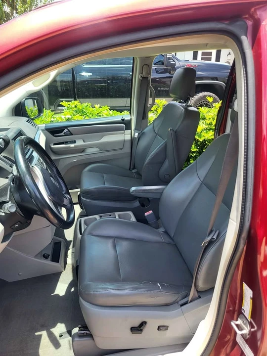 2011 Volkswagen Routan - Image 6 of 8