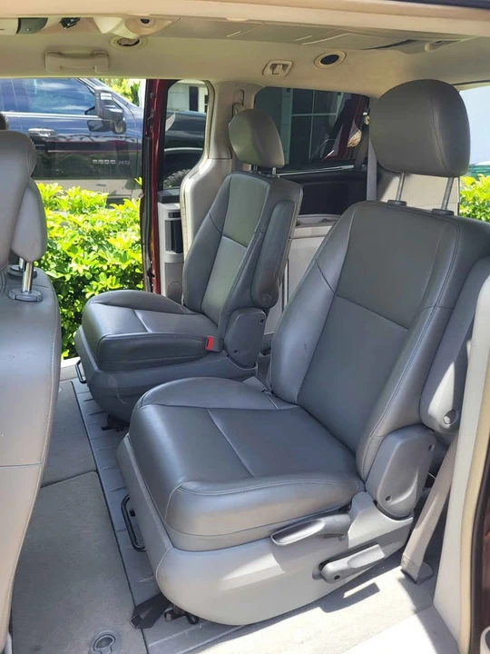 2011 Volkswagen Routan - Image 5 of 8