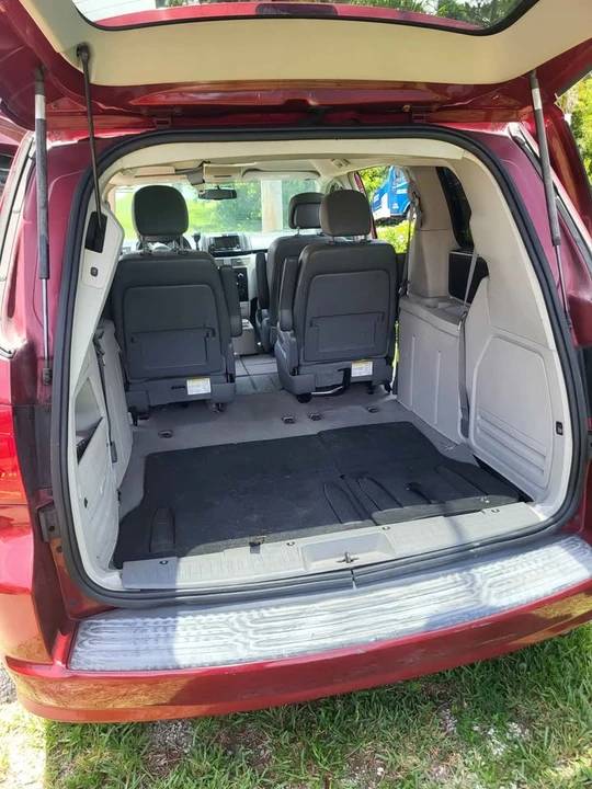 2011 Volkswagen Routan - Image 4 of 8