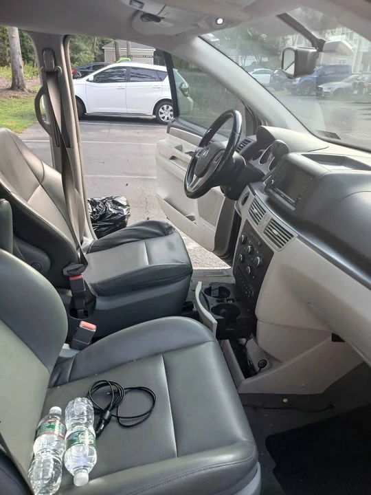 2011 Volkswagen Routan - Image 9 of 11
