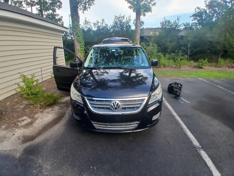 2011 Volkswagen Routan - Image 3 of 11