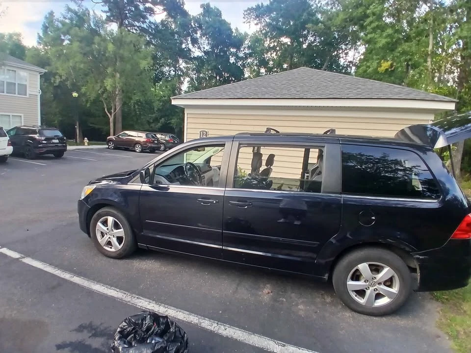 2011 Volkswagen Routan - Image 4 of 11