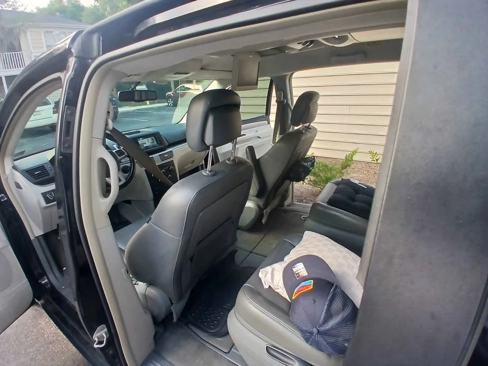 2011 Volkswagen Routan - Image 5 of 11