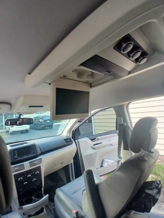 2011 Volkswagen Routan - Image 7 of 11