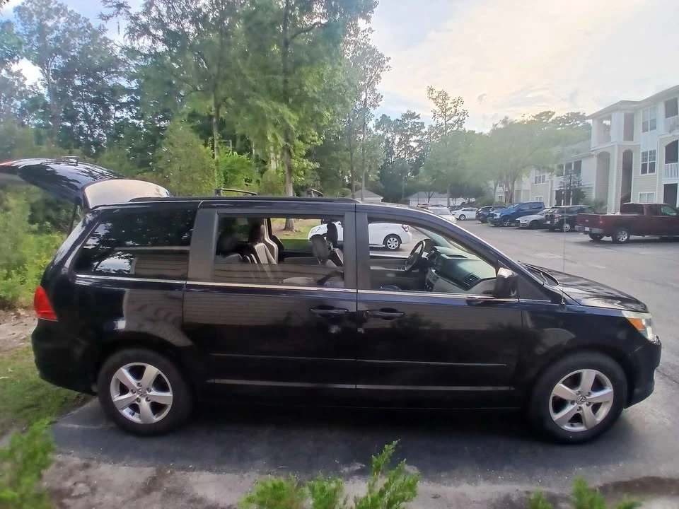 2011 Volkswagen Routan - Image 2 of 11
