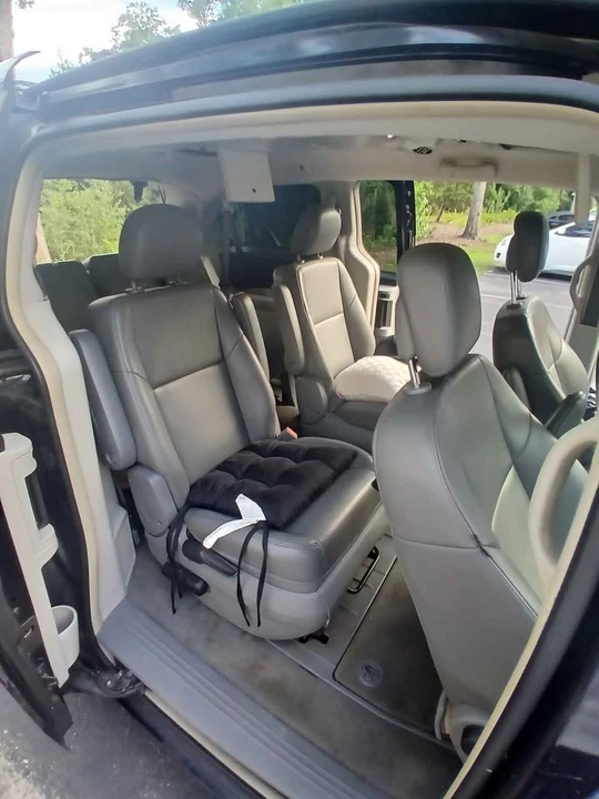 2011 Volkswagen Routan - Image 8 of 11