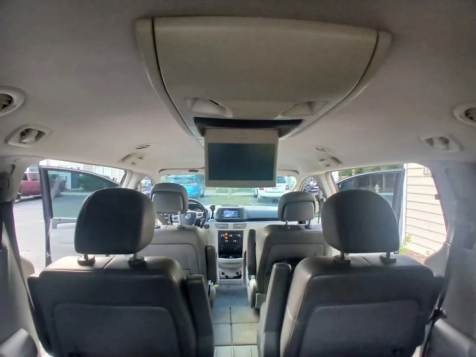 2011 Volkswagen Routan - Image 6 of 11