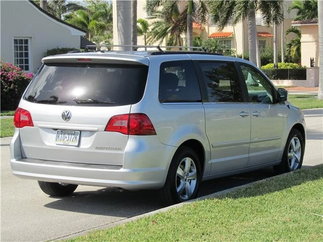 2011 Volkswagen Routan - Image 7 of 12