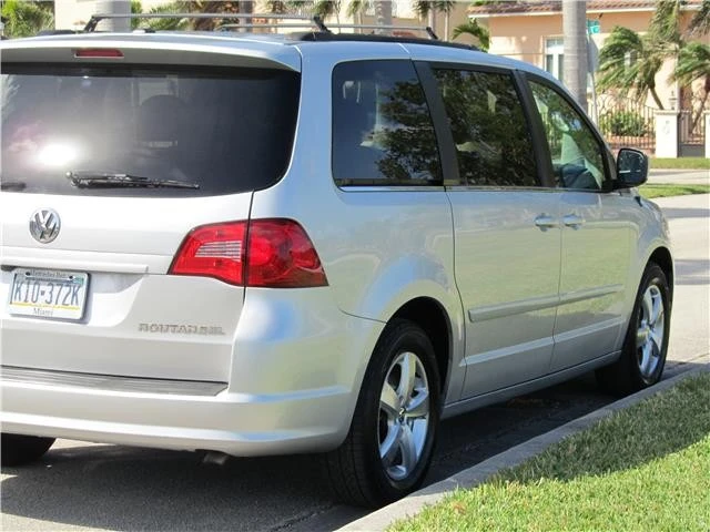 2011 Volkswagen Routan - Image 6 of 12
