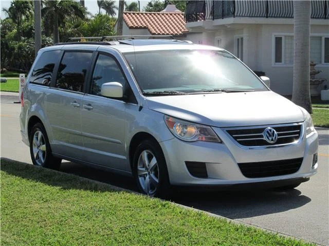 2011 Volkswagen Routan - Image 9 of 12