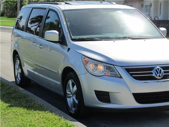 2011 Volkswagen Routan - Image 10 of 12