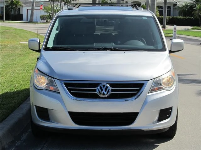 2011 Volkswagen Routan - Image 11 of 12