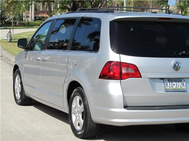 2011 Volkswagen Routan - Image 3 of 12