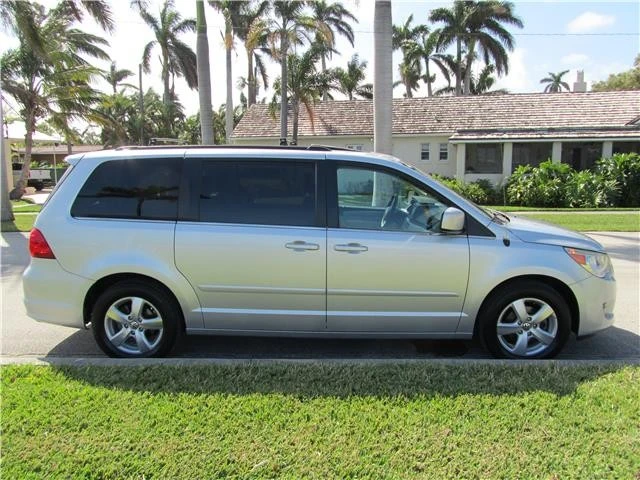 2011 Volkswagen Routan - Image 8 of 12