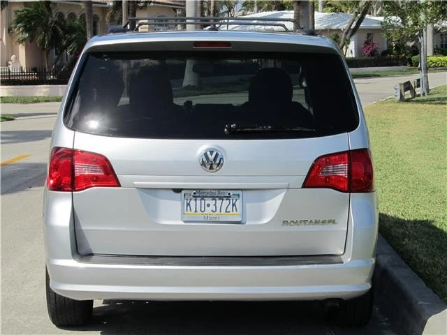2011 Volkswagen Routan - Image 4 of 12