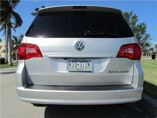 2011 Volkswagen Routan - Image 5 of 12