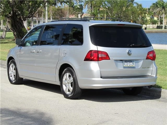 2011 Volkswagen Routan - Image 2 of 12