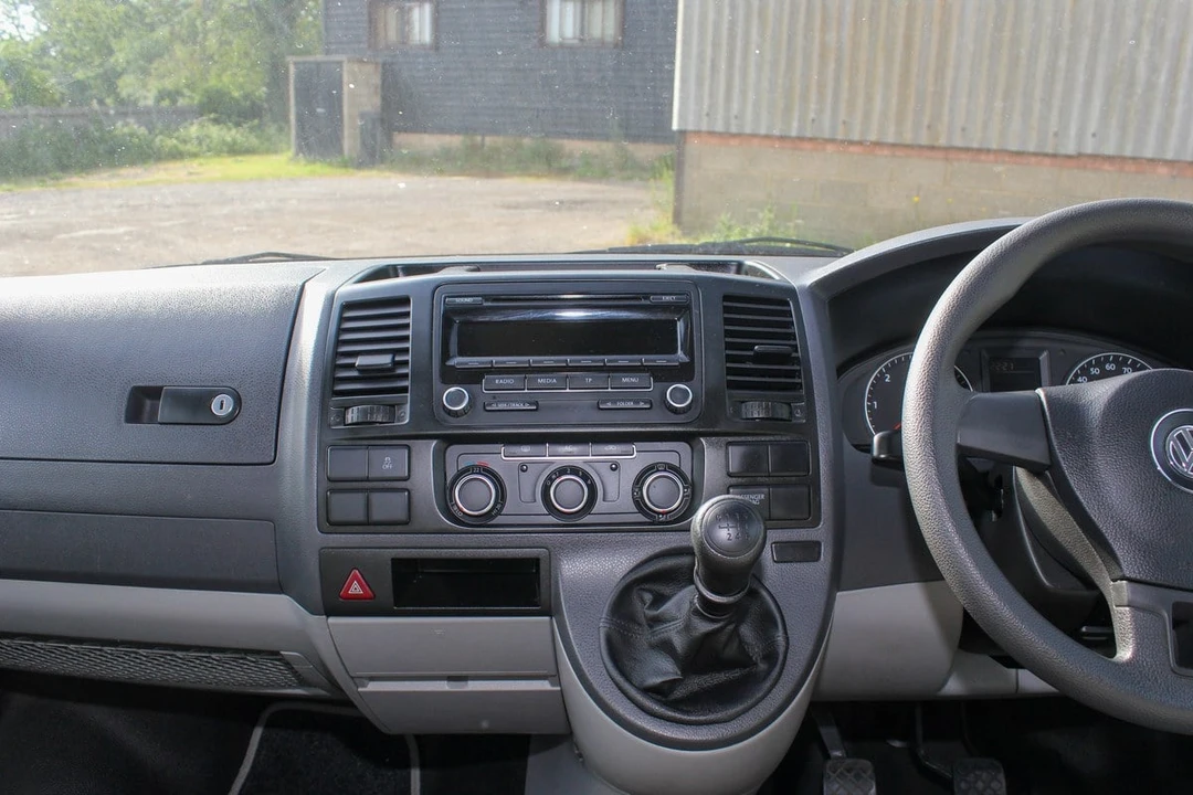 2011 Volkswagen EuroVan - Image 25 of 30