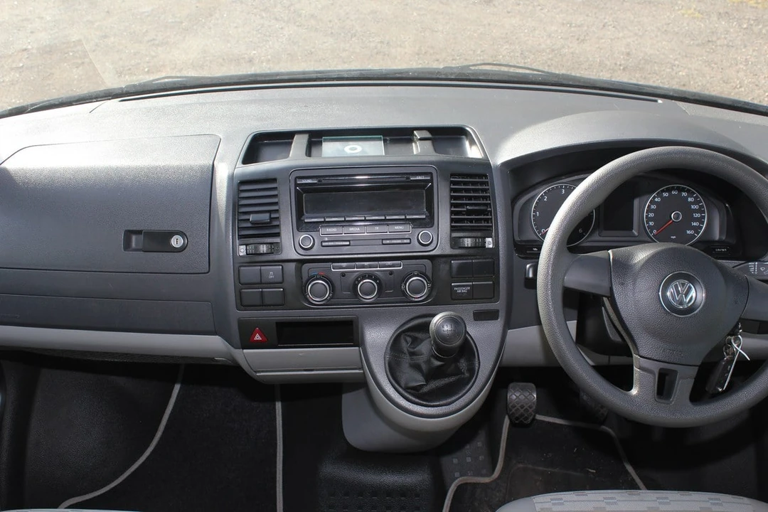 2011 Volkswagen EuroVan - Image 28 of 30