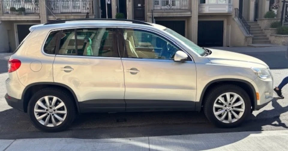2011 Volkswagen Tiguan - Image 2 of 8