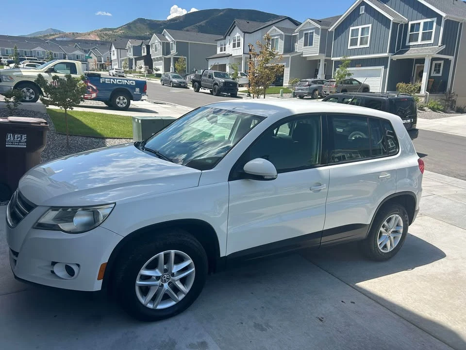 2011 Volkswagen Tiguan - Image 2 of 8