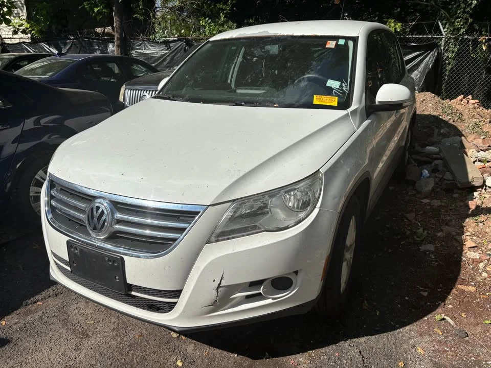 2011 Volkswagen Tiguan - Image 2 of 7