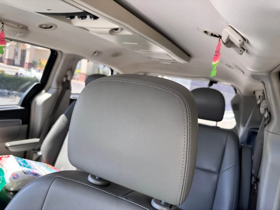 2011 Volkswagen Routan - Image 6 of 8