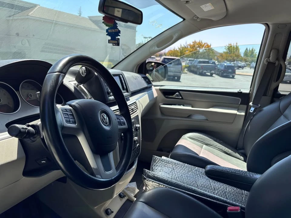 2011 Volkswagen Routan - Image 7 of 8
