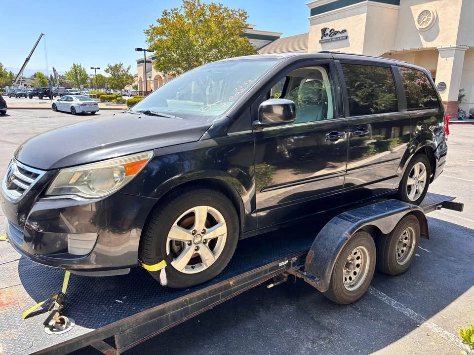 2011 Volkswagen Routan - Image 8 of 8