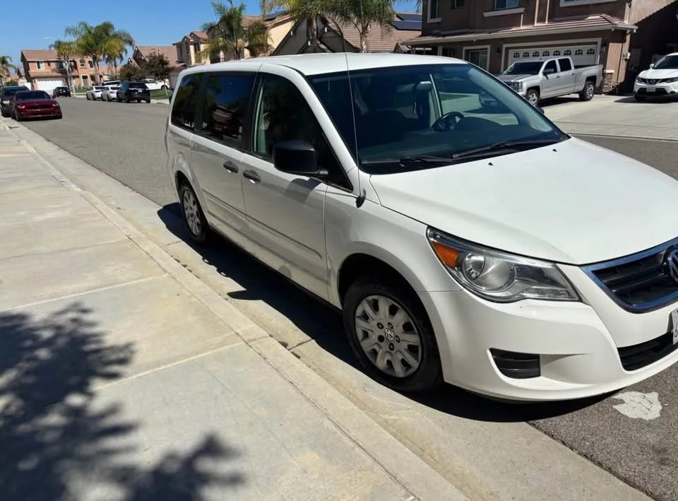 2011 Volkswagen Routan - Image 2 of 8