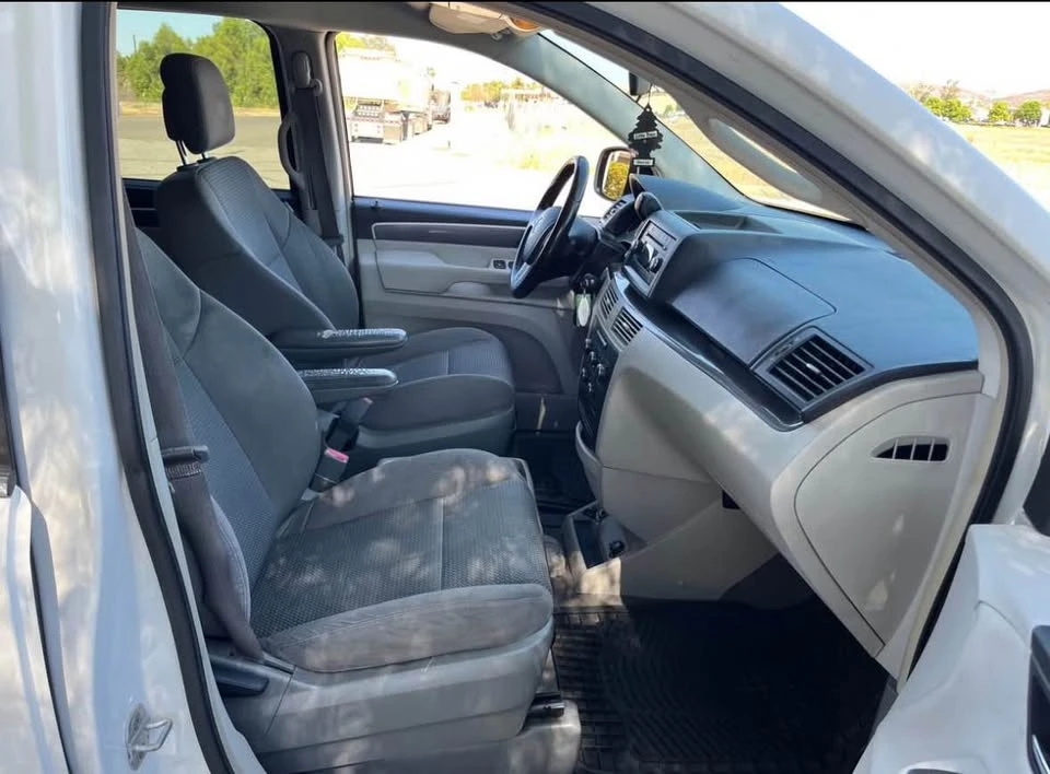 2011 Volkswagen Routan - Image 6 of 8