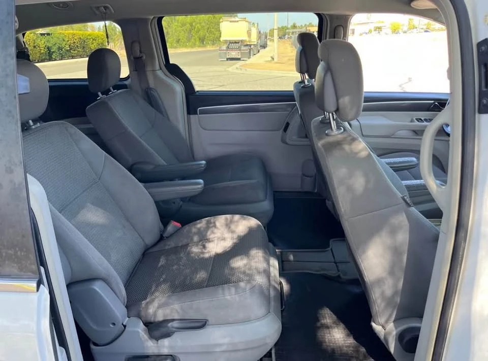 2011 Volkswagen Routan - Image 7 of 8