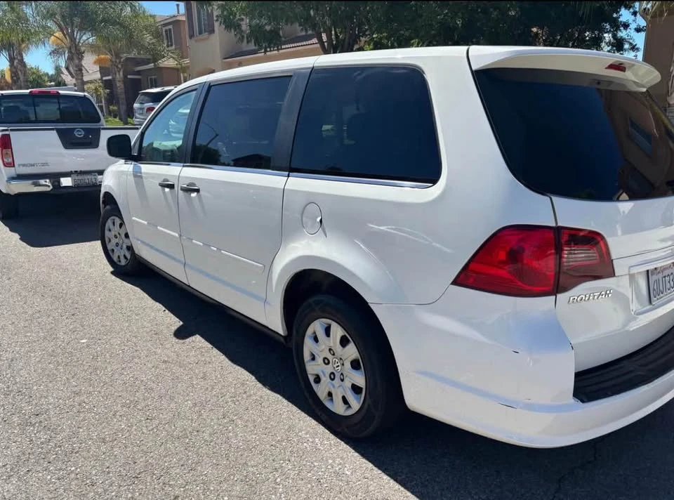2011 Volkswagen Routan - Image 3 of 8