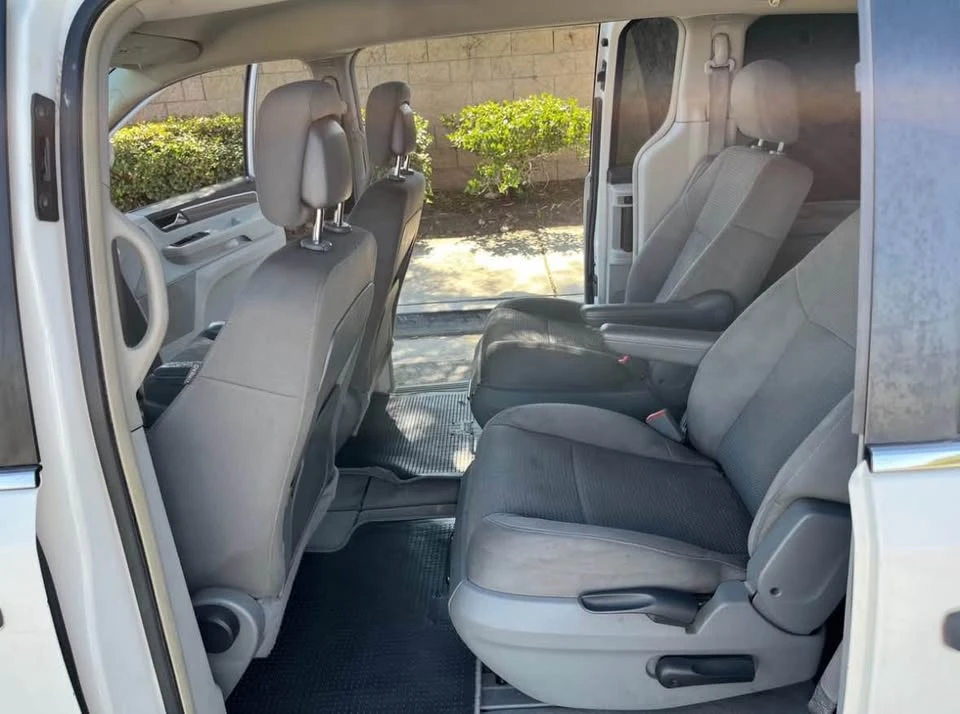 2011 Volkswagen Routan - Image 8 of 8