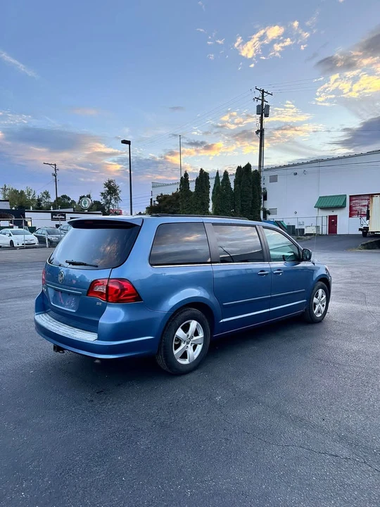 2011 Volkswagen Routan - Image 3 of 7
