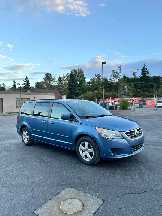 2011 Volkswagen Routan - Image 2 of 7