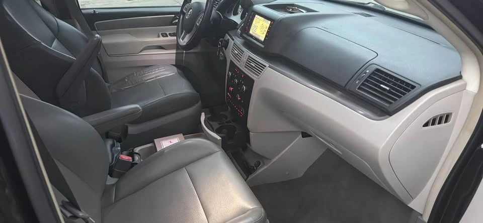 2011 Volkswagen Routan - Image 10 of 19