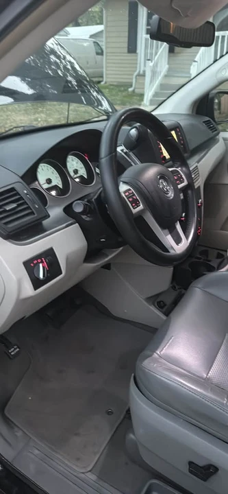 2011 Volkswagen Routan - Image 11 of 19